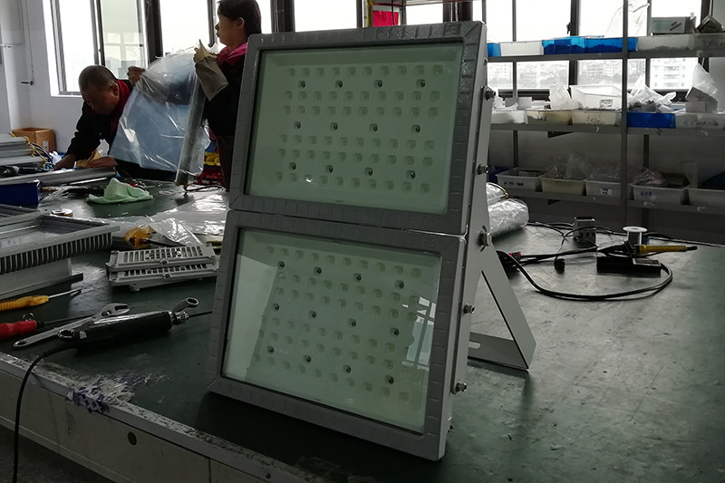 XQD8100LED防爆灯III型